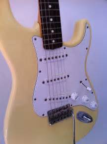 fender vintage 62 reissue stratocaster.